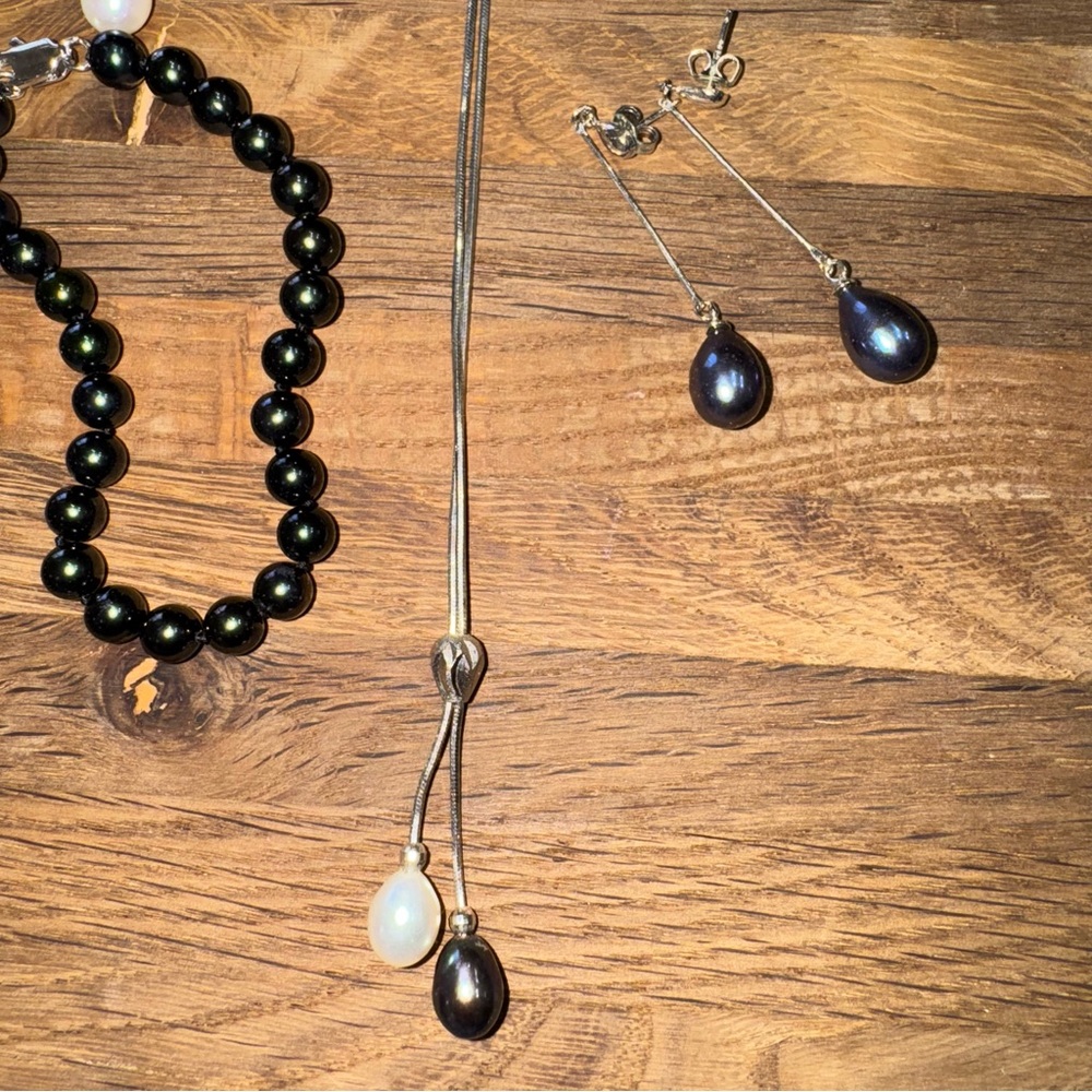 Elegant Freshwater Pearl Jewelry Bundle – Black & White Pearls, Earrings & More - Picture 4 of 5